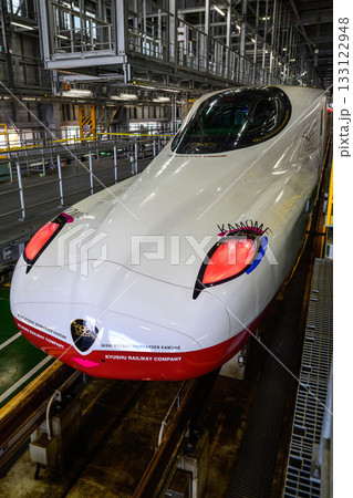 点検整備中の西九州新幹線・かもめ 133122948
