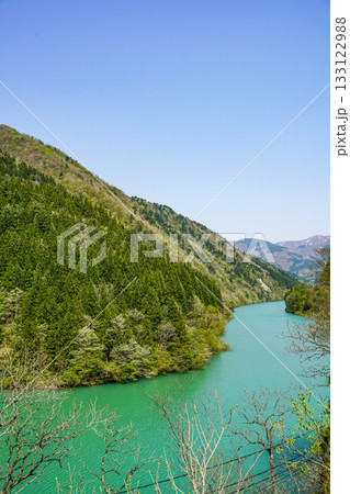 五箇山菅沼合掌造り集落から眺める庄川 五箇山菅沼合掌造り集落から眺める庄川 133122988