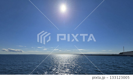 輝く海と太陽 秋の東京湾 133123005