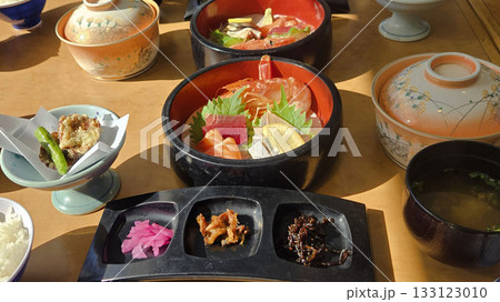 海鮮丼ランチ 刺身と和食 海鮮丼ランチ 刺身と和食 133123010