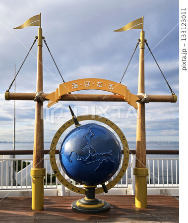 東京湾アクアライン 海ほたるの地球儀のモニュメント 133123011
