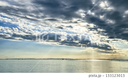 夕暮れの東京湾と空 飛行機 夕暮れの東京湾と空 飛行機 133123013