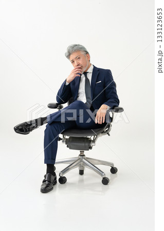 椅子に座るビジネスマン 133123653