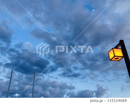 空を覆う雲とオレンジ色の街路灯 空を覆う雲とオレンジ色の街路灯 133124089