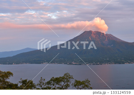 鹿児島　杉山公園付近より夕日に照らされた噴煙たなびく桜島を望む 133124559
