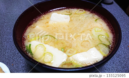 おいしい豆腐とネギの白みその味噌汁 133125095