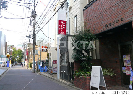 静かな柏銀座通りの風景。近くにはベルサイユのばらのマンホールもあります。 133125290