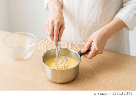 プリン液を混ぜる様子 プリン液を混ぜる様子 133125379