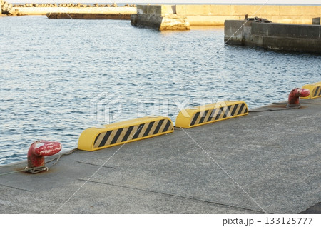 漁港の車止めと係船柱 漁港の車止めと係船柱 133125777