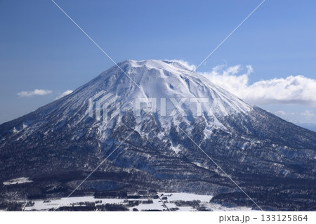 真冬の青空にそびえる羊蹄山 真冬の青空にそびえる羊蹄山 133125864