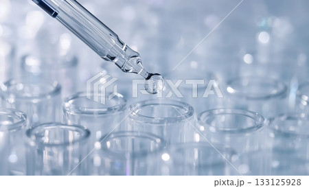 試験管に液体を滴下するスポイトのクローズアップ｜製薬・研究開発のイメージ 133125928