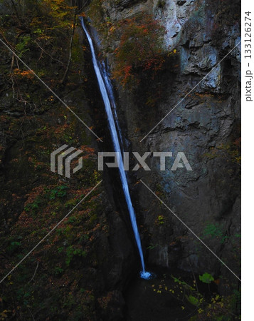 晩秋の朝の線ヶ滝（afp20251112063015） 133126274