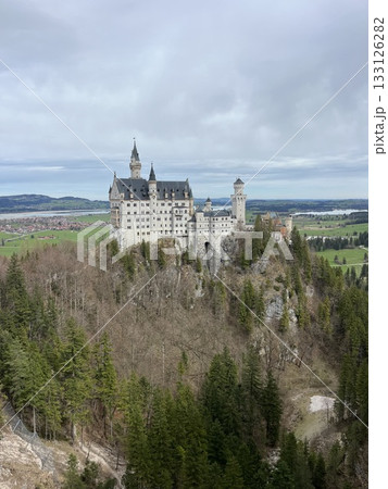 ドイツ・バイエルン州にあるノイシュヴァンシュタイン城 133126282