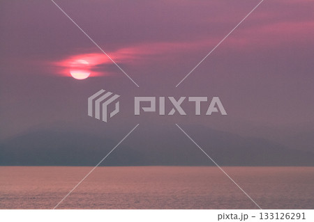 ピンク色に染まる駿河湾と日の出 133126291