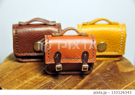 ミニチュアサイズのかわいい革の小物 133126343