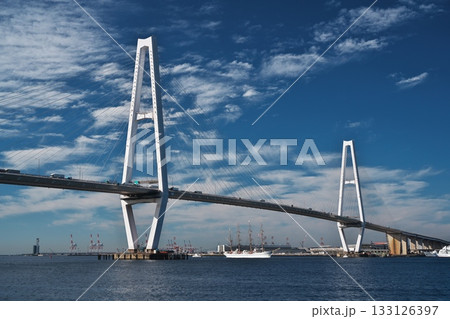 名港中央大橋をくぐりガーデンふ頭臨港に向かって北上する日本丸 名港中央大橋をくぐりガーデンふ頭臨港に向かって北上する日本丸 133126397