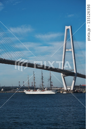 名港中央大橋をくぐりガーデンふ頭臨港に向かって北上する日本丸 133126398