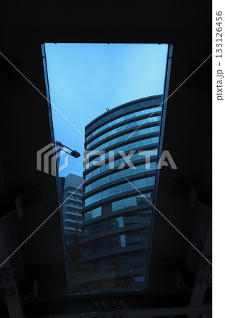 ペデストリアンデッキの天窓から見たビル群 ペデストリアンデッキの天窓から見たビル群 133126456