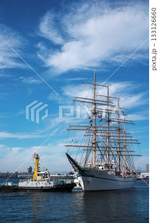 タグボートに押されてガーデンふ頭臨港に接岸する日本丸 133126660