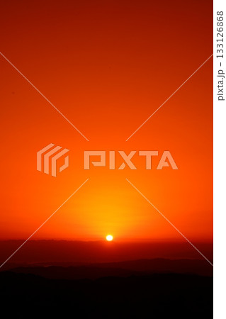 山に沈む夕日 山に沈む夕日 133126868