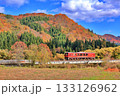 紅葉の中走る秋田内陸縦貫鉄道の気動車 133126962
