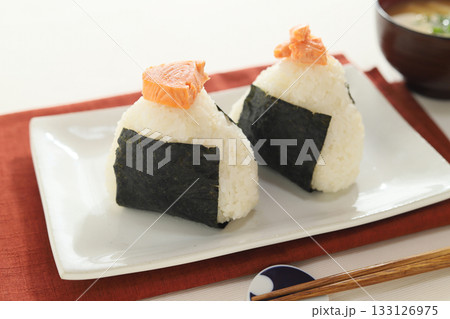 定番が一番おいしい、鮭おにぎり 定番が一番おいしい、鮭おにぎり 133126975