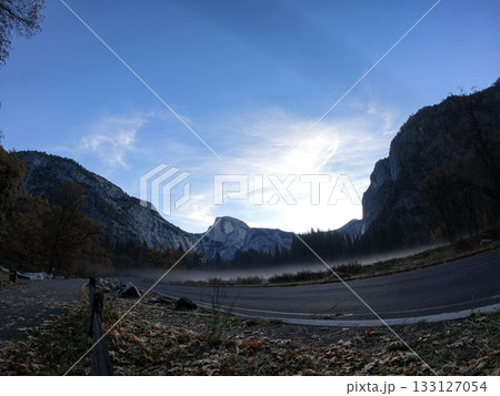 ヨセミテ国立公園・ハーフドームの早朝風景 133127054
