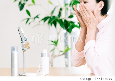 スキンケアする中高年女性 スキンケアする中高年女性 133127055