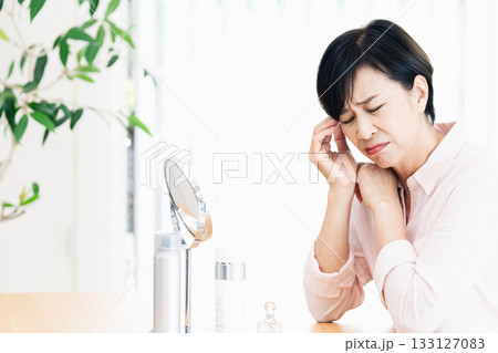 スキンケアする中高年女性 133127083