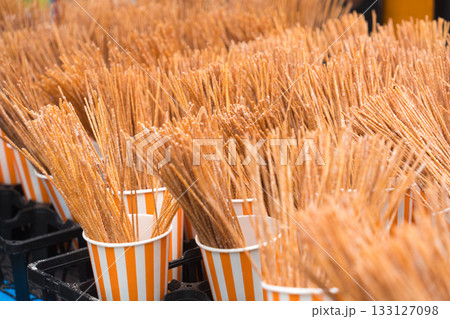 屋台で販売中のフライドパスタ 133127098