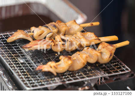 屋台で調理中のイカ焼き 屋台で調理中のイカ焼き 133127100
