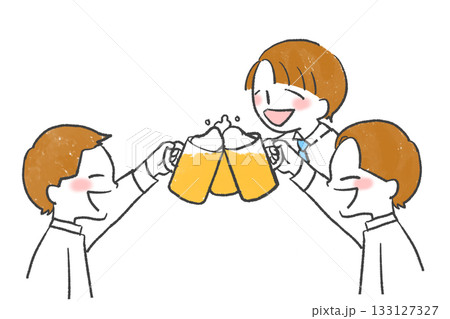 ビールで乾杯する友人達 133127327