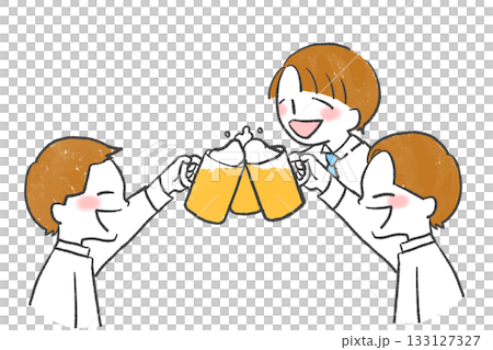 ビールで乾杯する友人達 133127327