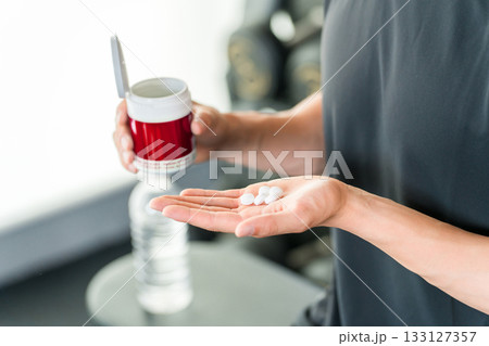 筋トレ,トレーニング中にサプリ,サプリメント筋トレサプリを摂取する若いアジア人男性 133127357