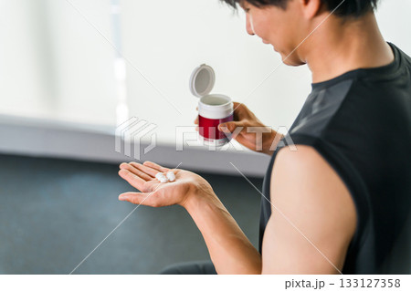 筋トレ,トレーニング中にサプリ,サプリメント筋トレサプリを摂取する若いアジア人男性 133127358