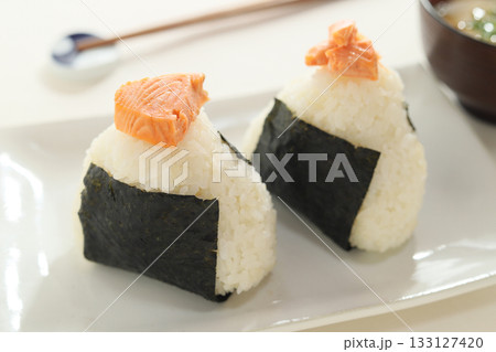 定番が一番おいしい、鮭おにぎり 定番が一番おいしい、鮭おにぎり 133127420