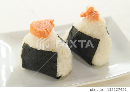 定番が一番おいしい、鮭おにぎり 133127421
