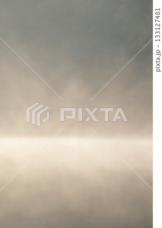 朝霧漂う水面 朝霧漂う水面 133127481