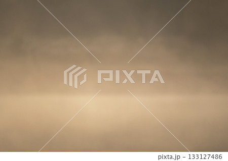 朝霧漂う水面 133127486