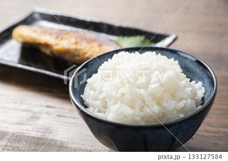 鮭の西京焼きとごはん 133127584