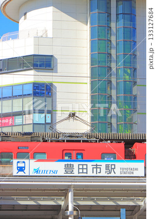 愛知県豊田市、名鉄豊田市駅に停車する電車の風景 133127684