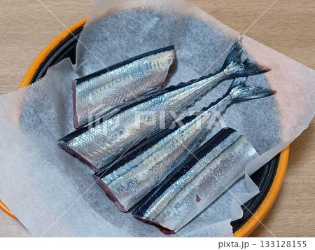 電子レンジ調理器具でサンマを焼く 133128155