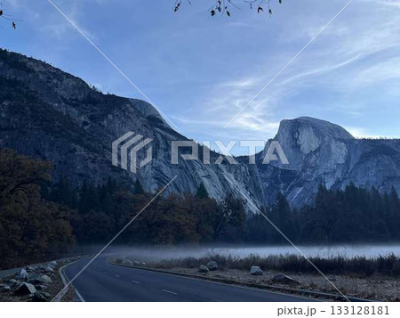 早朝のハーフドームと霧の道路(Yosemite, California) 早朝のハーフドームと霧の道路(Yosemite, California) 133128181