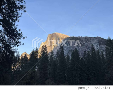 朝焼けに照らされるハーフドーム（Yosemite） 133128184
