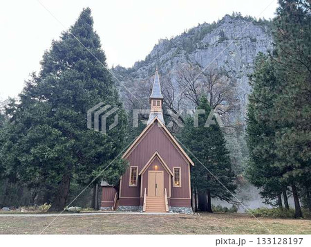 岩壁を背景に建つヨセミテの小さなチャペル 133128197