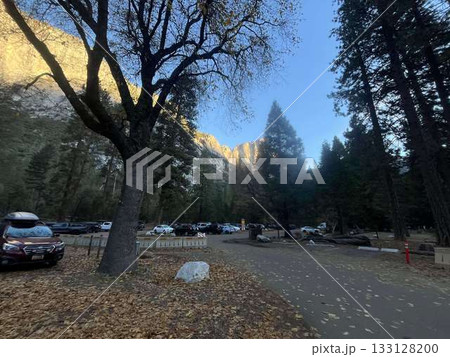 朝日に照らされるヨセミテの岩壁とCamp4駐車場 133128200