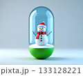 雪だるまが入ったクリスマスのカプセルトイ 133128221