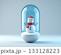 雪だるまが入ったクリスマスのカプセルトイ 133128223
