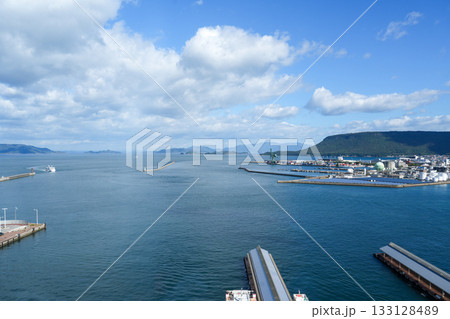 瀬戸内海を臨む高松港と屋島（2025年11月撮影） 133128489
