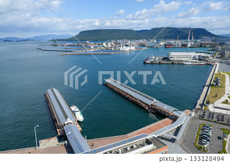 瀬戸内海を臨む高松港と屋島(2025年11月撮影) 瀬戸内海を臨む高松港と屋島(2025年11月撮影) 133128494